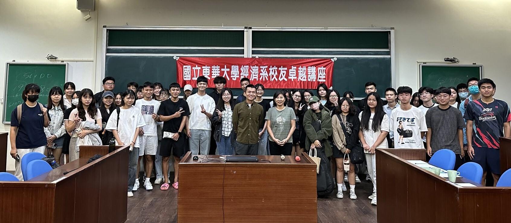 王嘉慶系友演講會後與師生合影留念