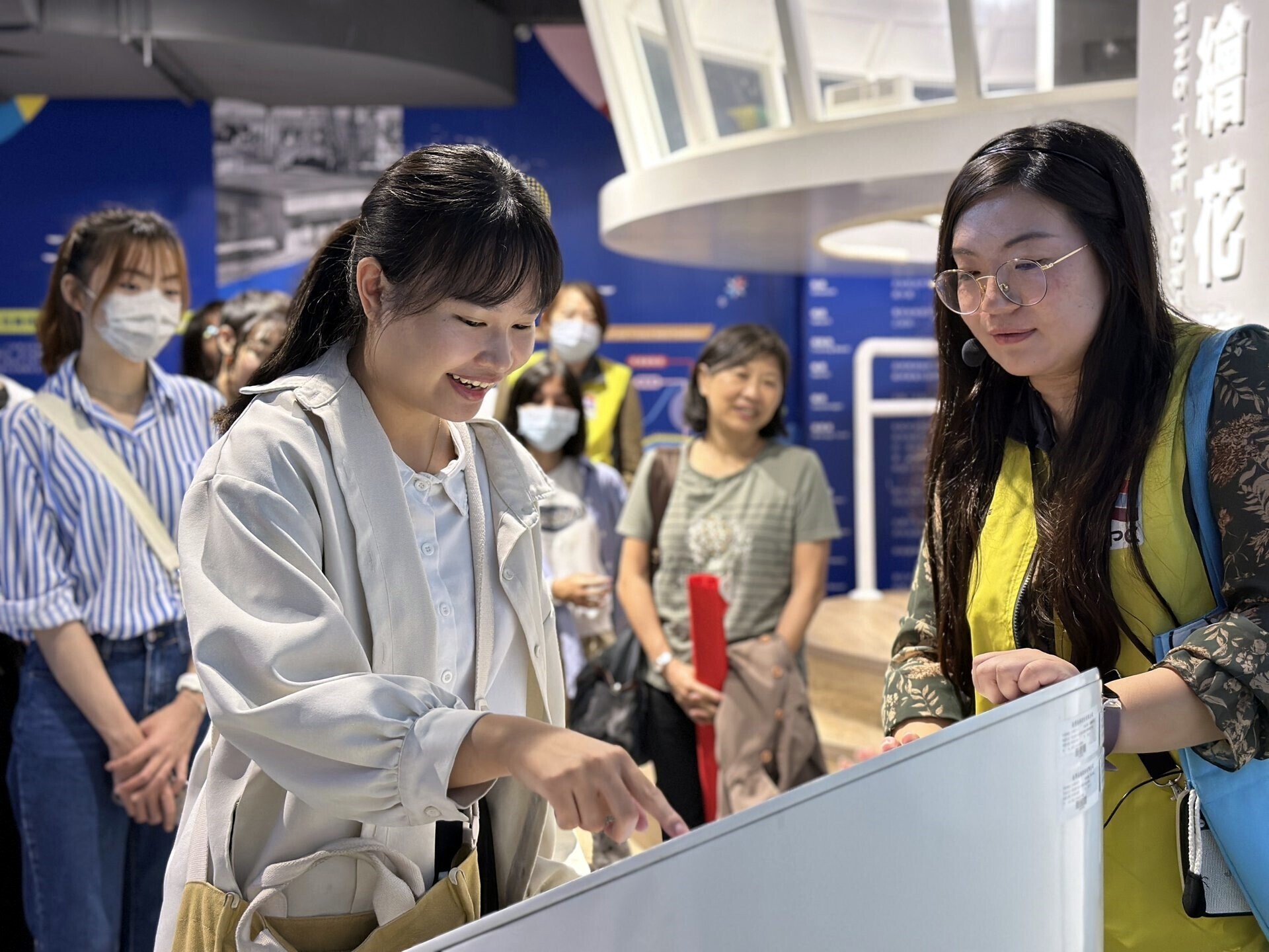 台灣港務公司花蓮港務分公司林彥芬助理管理師引導經濟學系同學操作港史館互動式裝置