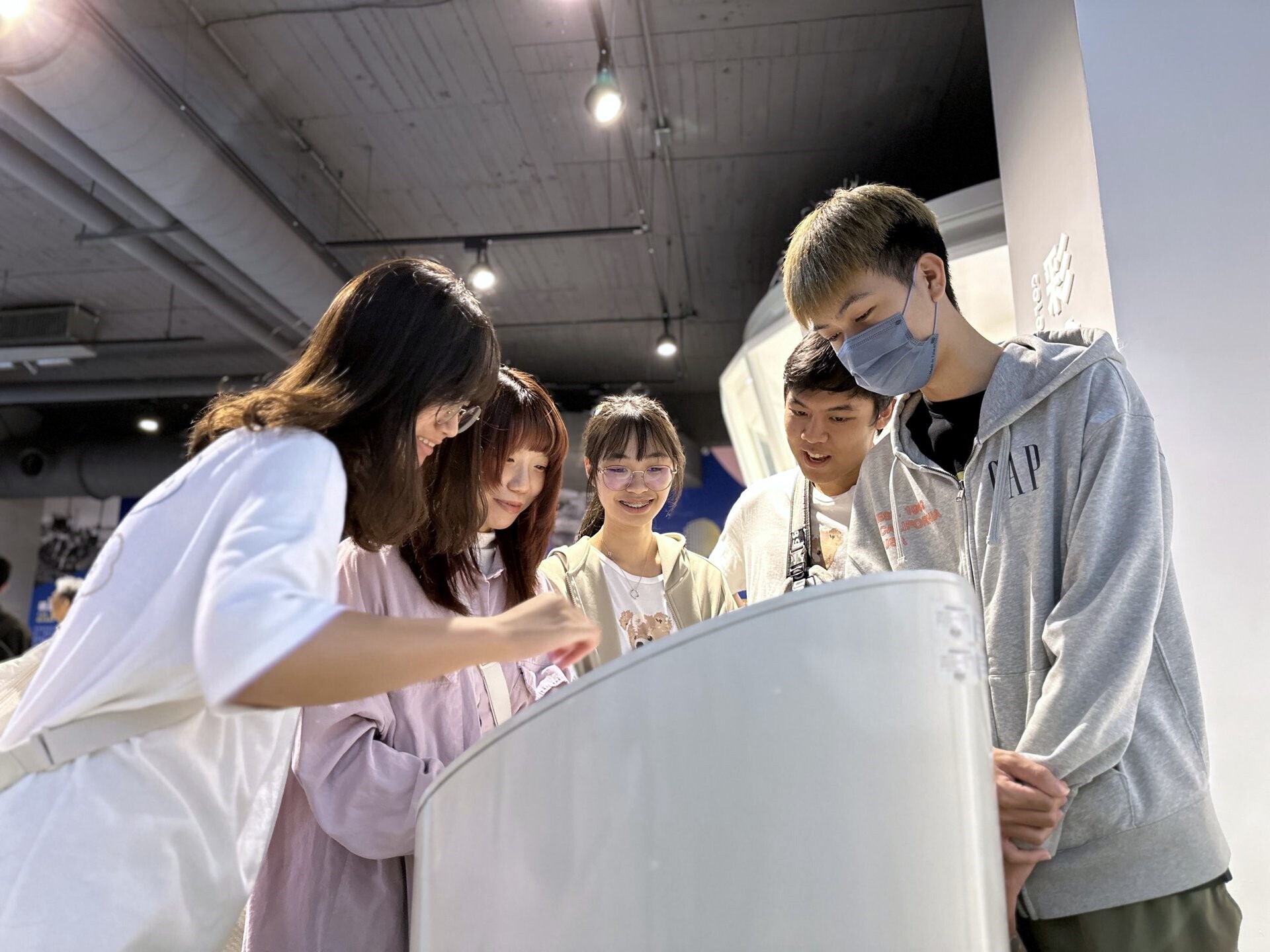 經濟學系同學操作港史館互動式裝置'/