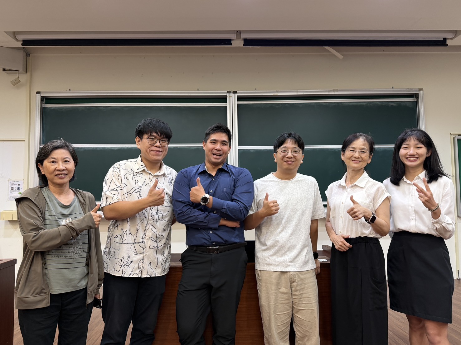 林宣佑(左二)、洪偉傑(左三)、鍾秉均(右三)、林晏禎(右一)四位系友與林燕淑主任(右二)、洪嘉瑜老師(左一)合影。